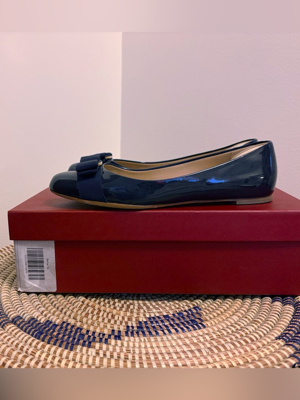 SALVATORE FERRAGAMO Varina Patent Navy Blue Leather Bow Ballet Flats EUC Sz 7.5 - Picture 8 of 12